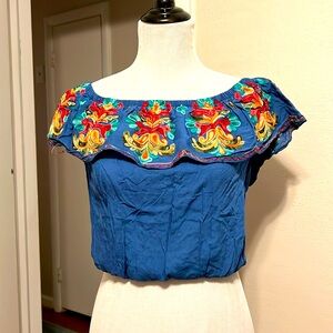 Surf Gypsy S bohemian top beautiful blue and embroidered flowers 🌺 surrounding